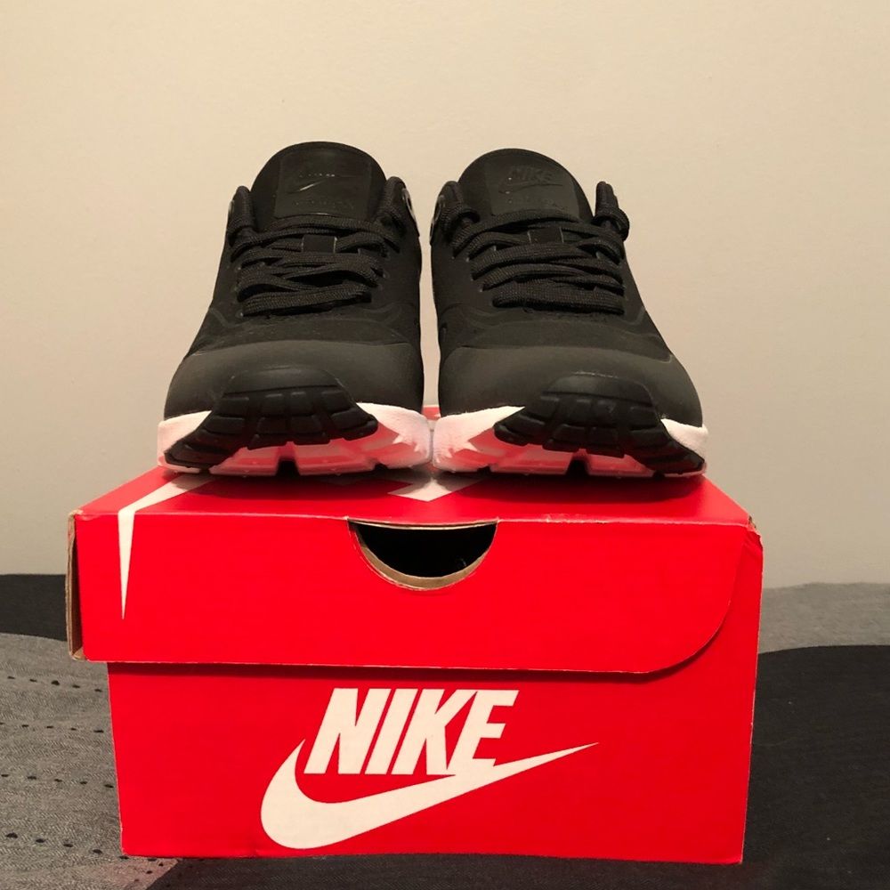 **Brand New** Size 5 Women’s Nike Air Max 1